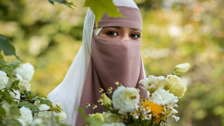 इस्लामिक धर्मशास्त्रों, विशेषकर कुरान और हदीस में 'पर्दे' के लिए जिस शब्द का प्रमुखता से जिक्र है, वह है 'हिजाब'. हिजाब का शाब्दिक अर्थ केवल सिर ढंकना नहीं, बल्कि 'आड़' या 'विभाजन' होता है.