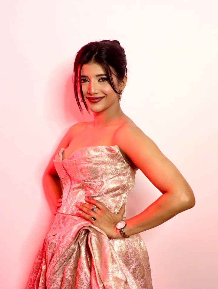 समृद्धि शुक्ला 5.56 परसेंट से दूसरे नंबर पर हैं. ये रिश्ता क्या कहलाता है में उनकी फ्रेश एनर्जी और नेचुरल एक्टिंग उन्हें यंग ऑडियंस के बीच पॉपुलर बना रही है.