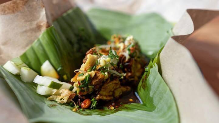 केले का पत्ता अपने आप में एक नेचुरल सैनिटाइजर भी है. इसके एंटी-बैक्टीरियल गुण खाने में पनपने वाले सूक्ष्म कीटाणुओं को खत्म करने की क्षमता रखते हैं. हमारे बुजुर्ग जानते थे कि स्टील या पीतल के बर्तनों को अगर ठीक से न मांज दिया जाए तो उनमें गंदगी रह सकती है, लेकिन केले का पत्ता हर बार एकदम नया और बैक्टीरिया मुक्त होता है.