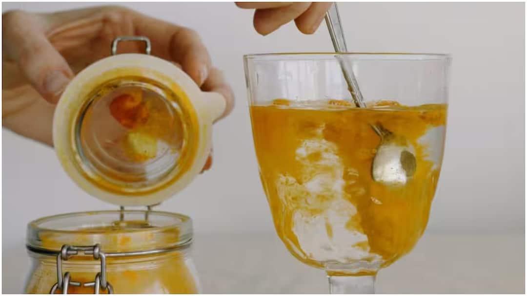 Drinking Turmeric Water Daily Excess Intake Can Harm Your Health Turmeric Water : రోజూ పసుపు నీరు తాగితే ఆరోగ్యానికి మంచిదే కానీ.. ఈ Side Effects తెలిస్తే షాక్ అవుతారు