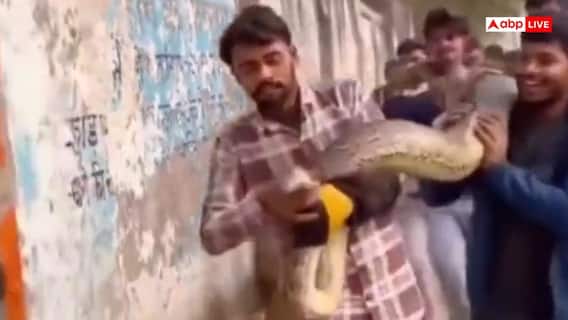 यूपी में 20 फीट का अजगर गांव के युवाओं के लिए बना मनोरंजन, सेल्फी ली और निकाला जुलूस