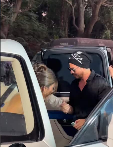 शाहरुख खान के छोटे बेटे अबराम धीरूभाई अंबानी स्कूल में पढ़ते हैं. स्कूल के फंक्शन में शाहरुख खान अपनी फैमिली के साथ पहुंचे थे.