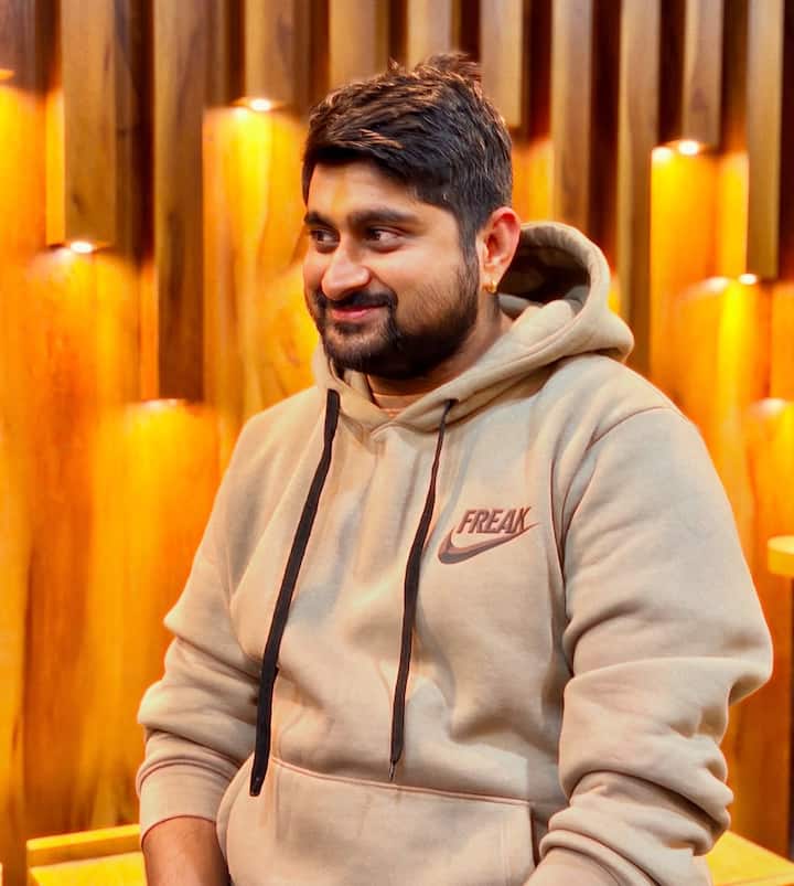 दीपक ठाकुर ने सोशल मीडिया पर पोस्ट शेयर कर इस बारे में जानकारी दी और कहा कि आज मुझे जो महसूस हो रहा है उसे शब्दों में बयां कर पाना आसान नहीं है.