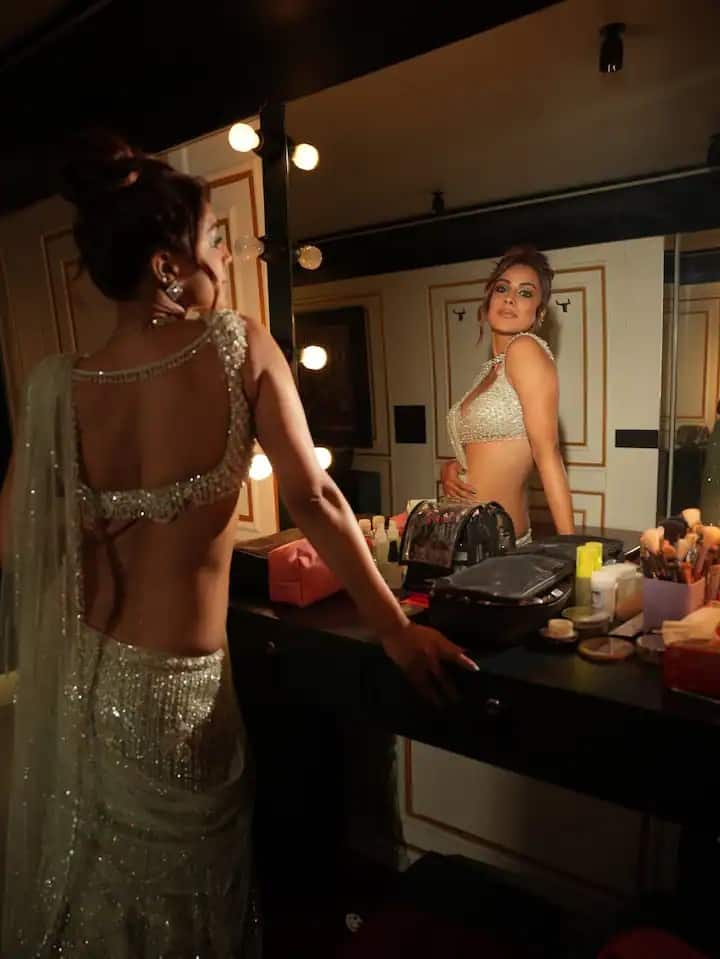 काम के मोर्चे पर, निया आखिरकार