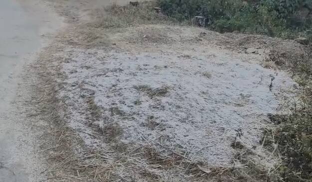 थंडीपासून बचाव करण्यासाठी गावागावांत शेकोट्या पेटवलेल्या दिसून येत असून, लहान मुले, वृद्ध आणि महिलांना विशेष काळजी घ्यावी लागत आहे.