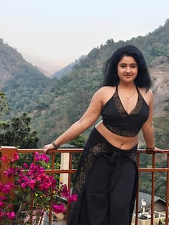 Poonam Bajwa Photo: બ્લેક આઉટફીટમાં ગોર્જિયસ લાગી પૂનમ બાજવા, તસવીરો થઈ વાયરલ