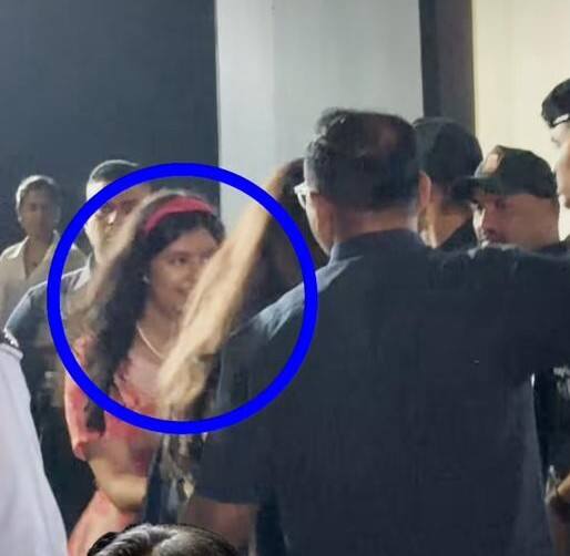 आराध्या ने इस खास मौके पर पिंक और व्हाइट फ्लोरल प्रिंट ड्रेस पहना था.ऐसे में ड्रेस से मैचिंक पिंक हेयर बैंड भी लगाया था.