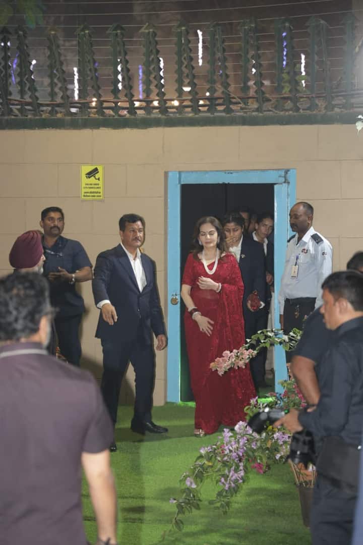 स्कूल के फंक्शन में अमिताभ बच्चन भी अपनी पोती आराध्या के लिए आए थे. नीता अंबानी बिग बी को छोड़ने के लिए गेट तक भी आईं थीं.