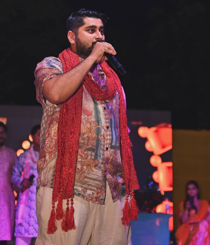 दीपिक ने लिखा- जी हाँ मेरे घर में साक्षात लक्ष्मी जी का आगमन हुआ.यकीन ही नहीं हो रहा कि गुज़रे वक्त के साथ मैं अब पिता बन गया हूँ.मैं अब जाकर संपन्न हुआ,मैं और मेरा पूरा परिवार ख़ुशी से झूम रहा है.