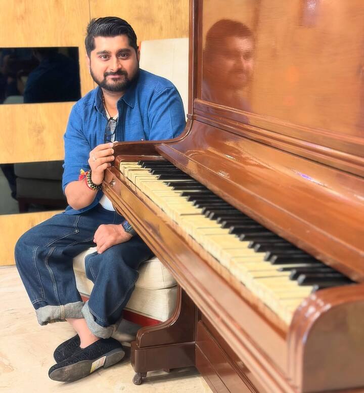 मेरी धर्म पत्नी @_inehathakur_ ❤️ ने ख़ुद अपार कष्ट सहन करने के बाद मुझे वो सौगात दिया है की मैं ख़ुशी से फूले नहीं समा रहा.इस पूरी संघर्ष भरी यात्रा के लिए उसके चरणों में बार-बार बंदन करने को जी चाहता है. मुझे यह बात कहने में कोई हिचकिचाहट नहीं की मुझे पिता बनाने वाली मेरी अर्धांगिनी के मैंने पैर छुए और उस से आशीर्वाद लिया.क्योंकि असहाय पीड़ा सहने वाली,गर्भ में नौ महीने साक्षात लक्ष्मी को पाल पोस कर और आपकी गोद में रख देने वाली कोई साधारण स्त्री नहीं होती है.