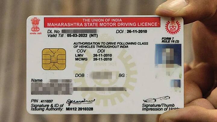 ड्राइविंग लाइसेंस के लिए आवेदन करने के दो तरीके हैं. आप ऑनलाइन पोर्टल के जरिए आवेदन कर सकते हैं या फिर नजदीकी कार्यालय में ऑफलाइन प्रक्रिया पूरी कर सकते हैं. इन दोनों ही स्थितियों में ड्राइविंग टेस्ट देना जरूरी होता है. जिसके बाद लाइसेंस जारी किया जाता है.