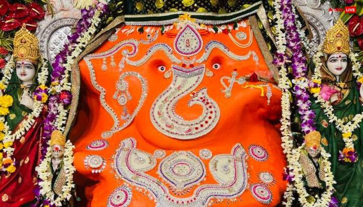 इंदौर का खजराना स्थित गणेश मंदिर का निर्माण 1735 में होलकर वंश की महारानी अहिल्या बाई ने करवाया था. मंदिर की मूर्ति को औरंगजेब से बचाने के लिए कुए में छिपा दिया था. सालों बाद मंदिर के पंडित मंगल भट्ट को सपने में अपनी उपस्थिति का अहसास दिलाया. इसके बाद मूर्ति मंदिर में स्थापित की गई.