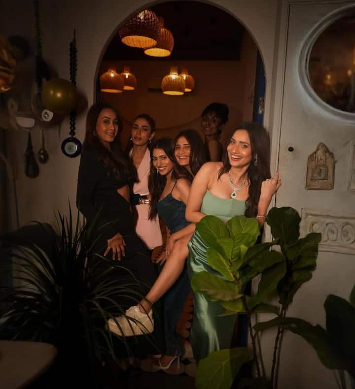 अंकिता की बर्थडे पार्टी में उनके करीबी दोस्त और टीवी कलाकारों ने शिरकत की थी. एक्ट्रेस ने इनके साथ अपनी ढेरों तस्वीरें इंस्टाग्राम पर शेयर की हैं.