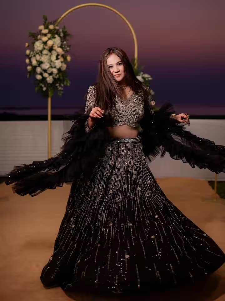 परंपरागत शैली में आधुनिकता का पुट जोड़ते हुए, उन्होंने लहंगे को ऐसे जूतों के साथ पहना जिससे उनका पूरा पहनावा स्टाइलिश और आरामदायक बन गया।