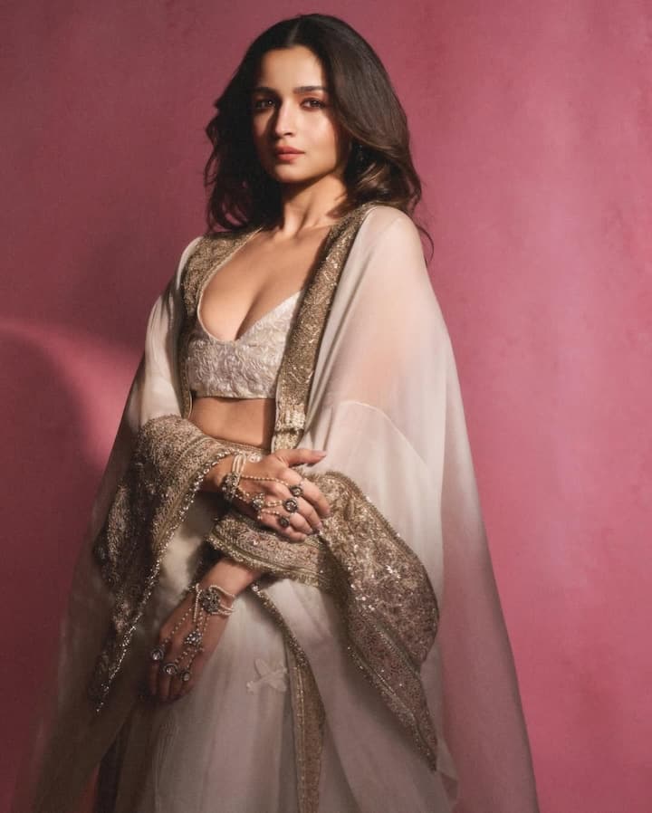 वहीं इस लिस्ट में दूसरे नंबर पर बॉलीवुड एक्ट्रेस आलिया भट्ट हैं. औरमेक्स की रिपोर्ट में आलिया दीपिका पर भारी पड़ी हैं.