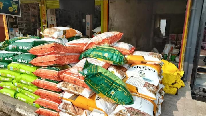 गांव में खाद बीज का बिजनेस शुरू करना कमाई का अच्छा जरिया बन सकता है. खेती गांव की रीढ़ है और किसानों को हर सीजन खाद और बीज की जरूरत पड़ती है. सही प्लानिंग और जानकारी के साथ यह बिजनेस कम लागत में शुरू होकर अच्छा मुनाफा दे सकता है.