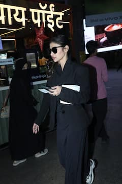 ऑल ब्लैक लुक में एयरपोर्ट पर दिखा मौनी रॉय का स्टाइलिश अंदाज, एक्ट्रेस की इन तस्वीरों पर फिदा ना हो जाएं तो कहना