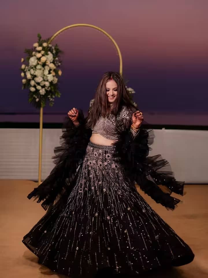 Reception Look: રૂપલ ત્યાગીએ રિસેપ્શનમાં સ્ટાઇલિશ એન્ટ્રી કરી, શૂઝ સાથે લહેંગા પહેર્યો અને વાળમાં સિંદૂર લગાવ્યો. તેનો અનોખો અને ભવ્ય લુક સોશિયલ મીડિયા પર ધૂમ મચાવી રહ્યો છે.