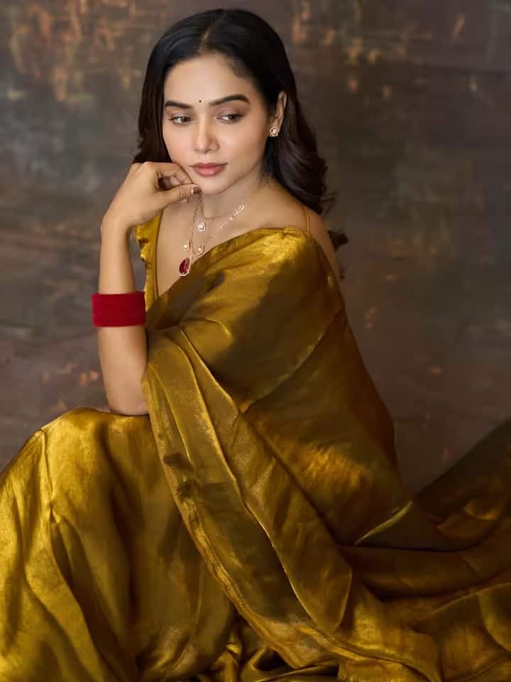 साड़ी और लाल चूड़ियों का मेल उनके देसी लुक को और भी निखार रहा है। तस्वीर में उनका मेकअप बेहद स्वाभाविक लग रहा है। गुलाबी लिपस्टिक उनकी खूबसूरती को और भी बढ़ा रही है।