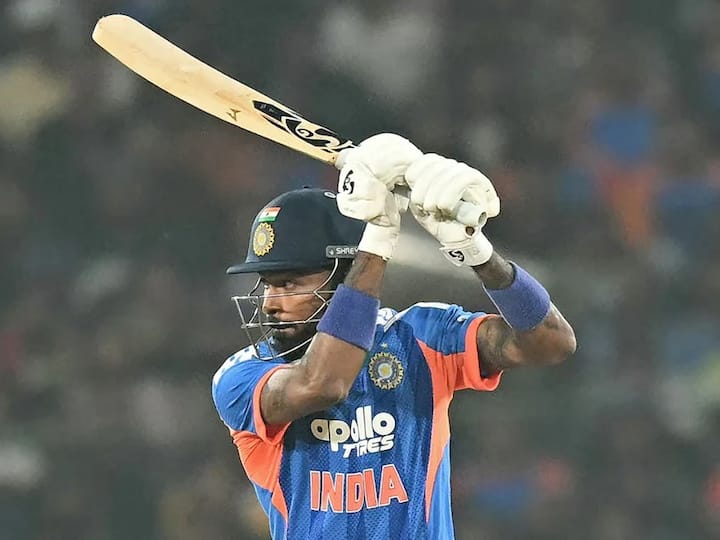 अवघ्या 16 चेंडूंमध्ये अर्धशतक ठोकत हार्दिक टी-20 आंतरराष्ट्रीय क्रिकेटमध्ये सर्वात जलद अर्धशतक करणारा दुसरा भारतीय खेळाडू ठरला.