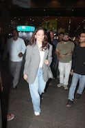 Tamannaah Bhatia Airport Look: देर रात तमन्ना भाटिया एयरपोर्ट पर हुईं स्पॉट, फैंस ने साथ जमकर क्लिक की सेल्फी