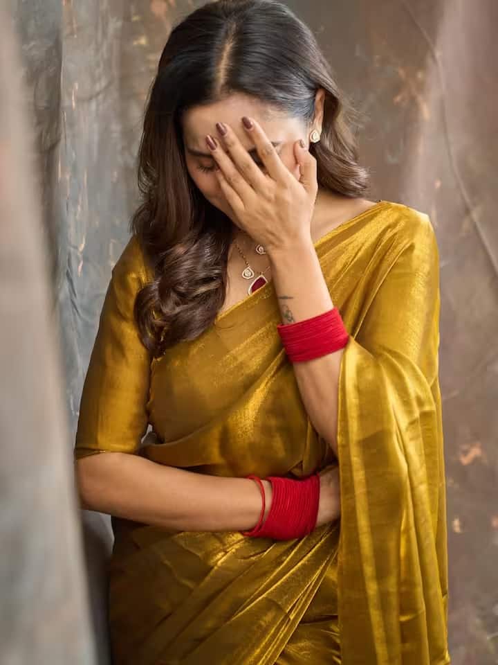 मनीषा ने इस साड़ी को बेहद स्टाइलिश अंदाज में पहना है। शादी के मौसम में उनका यह लुक फैशन का बेहतरीन उदाहरण पेश कर रहा है। उनकी गोल्डन साड़ी का लुक पारंपरिक और आधुनिक का एकदम सही मेल है।