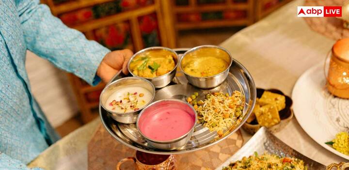 कई लोग अपनी प्लेट में बहुत सारी डिश और खाने के आइटम एक साथ रख लेते हैं, जो पेट के लिए सही नहीं होता. इसमें मीठा और खट्टा खाना एक साथ मिल जाता है. डॉक्टर्स की सलाह है कि छोटी-छोटी मात्रा में खाना लें और सब कुछ एक ही प्लेट में न डालें.