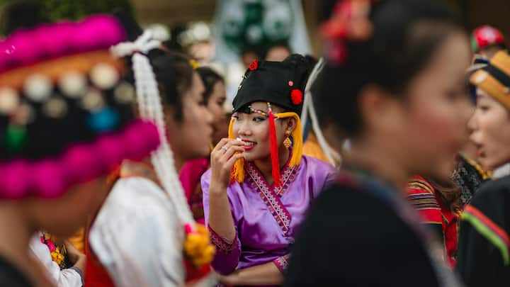 दुनिया में एक ऐसा देश है, जहां भारतीय रुपये की कीमत गिनती में कम लगती है, लेकिन वहां की स्थानीय मुद्रा में बदलते ही रकम लाखों में पहुंच जाती है. हम बात कर रहे हैं लाओस की, जहां भारतीय 1000 रुपये की कीमत करीब 2,41,952.26 लाओशियन किप हो जाती है.