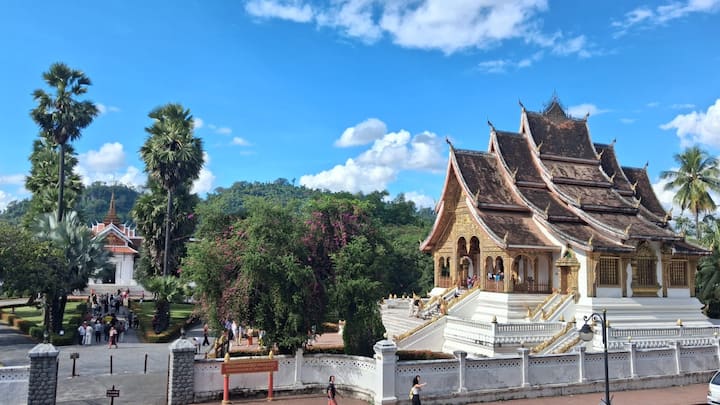 लाओस दक्षिण-पूर्व एशिया में स्थित एक छोटा सा देश है. इसके पड़ोसी देशों में थाईलैंड, वियतनाम और कंबोडिया शामिल हैं. लाओस की स्थानीय मुद्रा को लाओशियन किप कहा जाता है. इस देश की अर्थव्यवस्था सीमित है और यहां की मुद्रा का अंतरराष्ट्रीय बाजार में मूल्य काफी कम है.