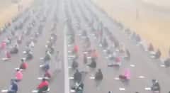 Sambalpur : चक्क विमानाच्या धावपट्टीवर परिक्षा; जागा नसल्याने होमगार्ड पदाच्या परिक्षेसाठी हजारो विद्यार्थी रस्त्यावर, सरकारच्या अकार्यक्षमतेवर टीका