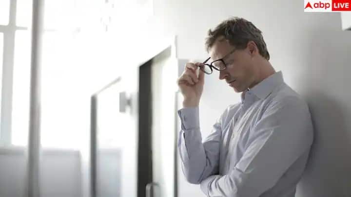 ટેન્શન માથાનો દુખાવો માથાના આગળના ભાગમાં, ટેમ્પલ્સમાં અથવા ગરદનના પાછળના ભાગમાં કડકાઈની લાગણી દ્વારા વર્ગીકૃત થયેલ છે, જાણે માથાની આસપાસ પાટો બાંધવામાં આવ્યો હોય. આ દુખાવો હળવો થી મધ્યમ હોય છે અને માથાની બંને બાજુ થાય છે. તેની સાથે ગરદનની જડતા અને ખોપરી ઉપરની ચામડીની સંવેદનશીલતા હોઈ શકે છે, પરંતુ તેની સાથે ઉબકા કે પ્રકાશનો અનુભવ થતો નથી. તે ઘણીવાર તણાવ, ખરાબ મુદ્રા, સ્ક્રીન સમય અને ભોજન છોડી દેવાને કારણે થાય છે.