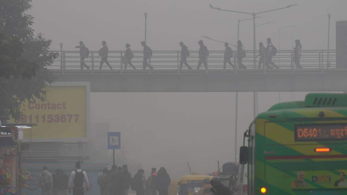 Dense Fog Shrouds Delhi Amid Orange Alert; AQI Remains ‘Very Poor’