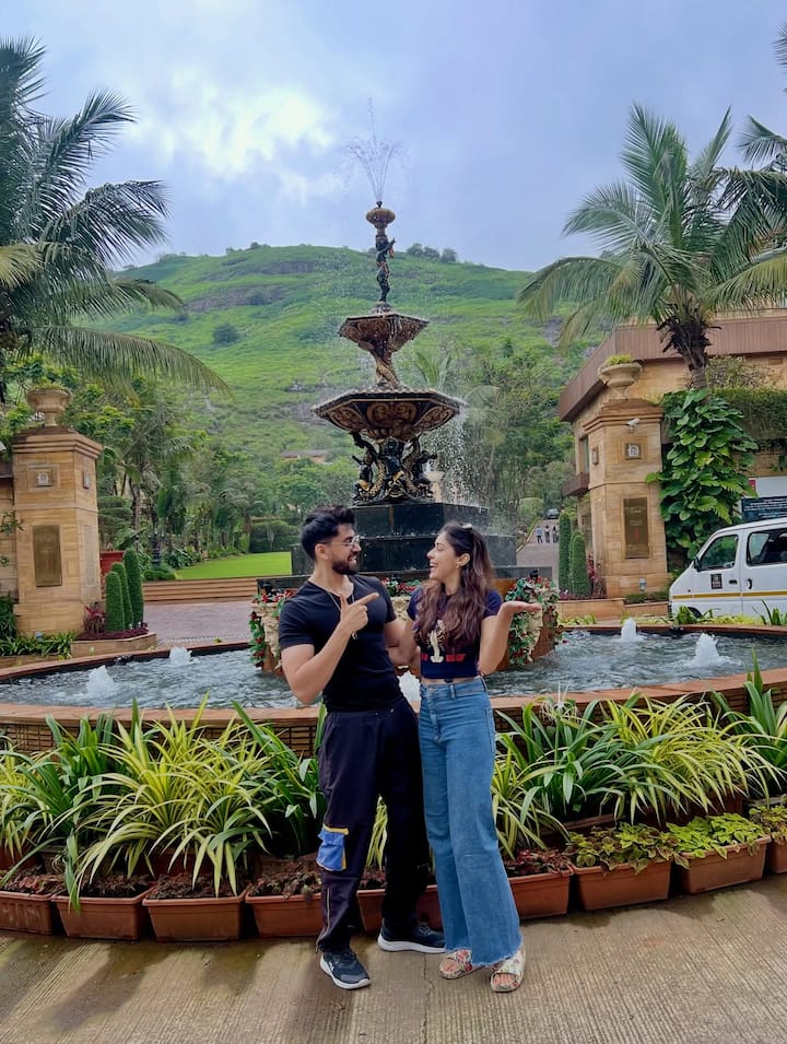 ईशा सिंह और अविनाश मिश्रा अक्सर एक दूसरे के संग सोशल मीडिया पर तस्वीरें शेयर करते रहते हैं. हाल ही में दोनों को लेकर कहा गया कि इस कपल ने सगाई कर ली है.