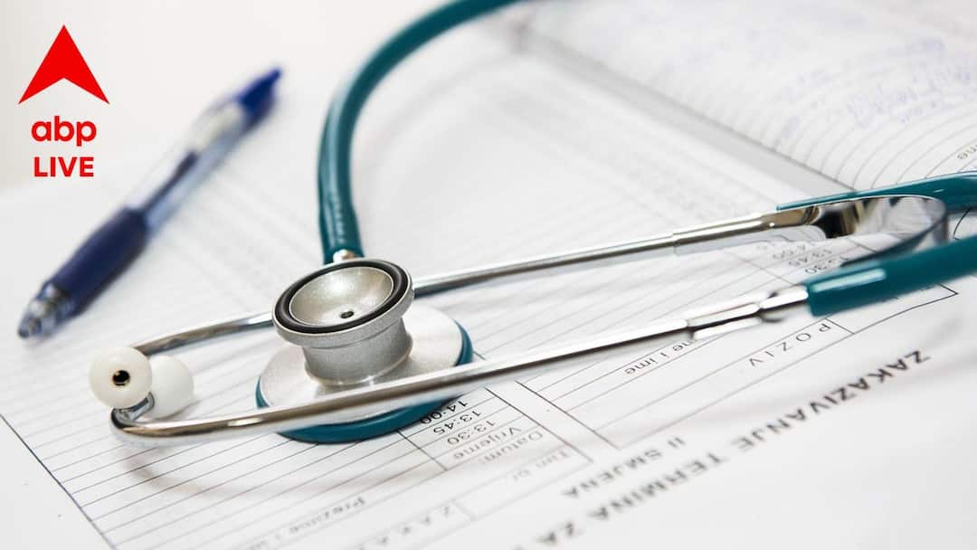 Health Department of Kolkata alleged Govt doctors are not writing prescriptions in proper way District News Kolkata Kolkata Hospital Doctors: প্রেসক্রিপশন পড়ে বোঝাই যাচ্ছে না ওষুধের নাম, রোগীর অসুখ! থাকছে না ডাক্তারের সাক্ষর পর্যন্ত! ক্ষুব্ধ স্বাস্থ্য ভবন