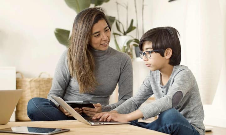 वहीं छोटे बच्चों को भारी भरकम लेसन की जरूरत नहीं होती है. उन्हें सिक्कों और नोटों की पहचान करना यह समझना कि पैसा मेहनत से कमाया जाता है और जरूरत व इच्छा में फर्क क्या होता है यह शुरुआती कदम माना जाता है. रोजमर्रा के काम जैसे किराना खरीदना या बिल भरना सीखने का अच्छा मौका बना सकते हैं.