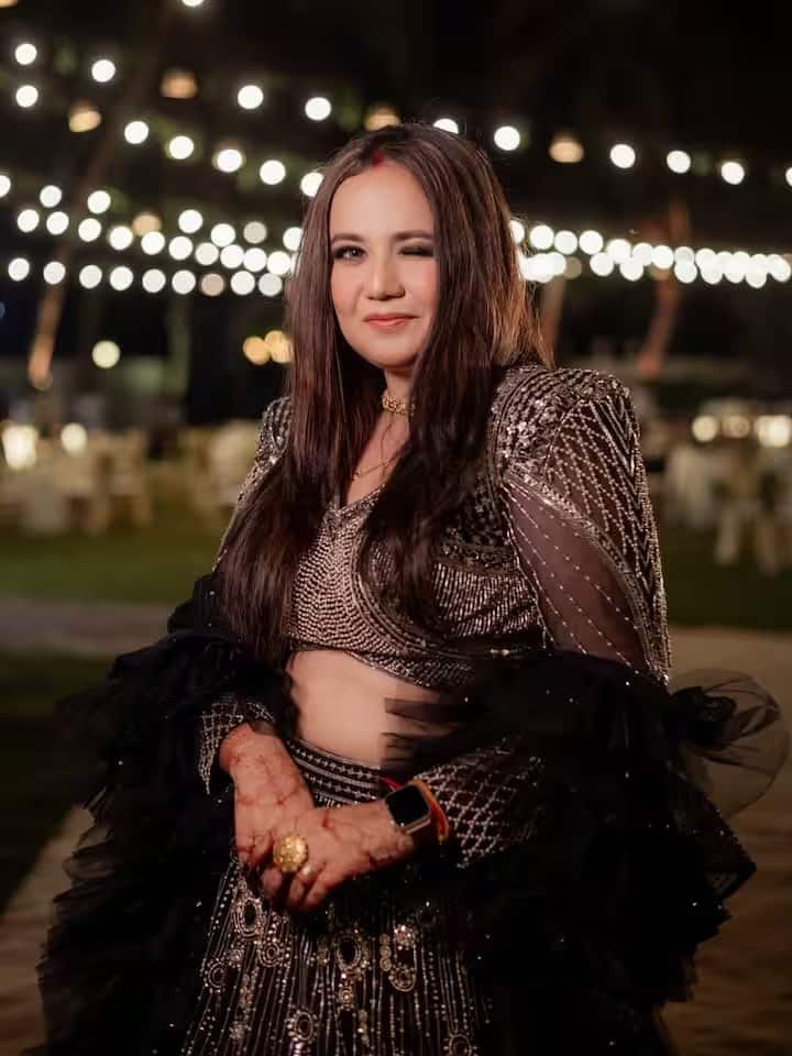 रिसेप्शन में रूपल का आत्मविश्वास साफ झलक रहा था। कम मेकअप, सादे गहने और खुले बालों के साथ उनका पूरा लुक बेहद खूबसूरत और ग्लैमरस लग रहा था। सिंदूर ने उनके रिसेप्शन लुक को एक भावुक और पारंपरिक स्पर्श दिया, जिसने प्रशंसकों को भी प्रभावित किया।