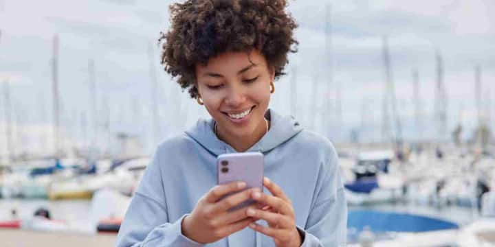 सबसे पहले जरूरी है कि आप खुद को फोन से दूर रखने की आदत धीरे-धीरे डालें. अचानक फोन पूरी तरह छोड़ देना ज्यादातर लोगों के लिए संभव नहीं होता इसलिए दिन में कुछ तय समय के लिए फोन से दूरी बनाना शुरू करें. इस दौरान फोन को साइलेंट या स्विच ऑफ करके अलग रख दें और खुद को किसी और गतिविधि में व्यस्त करें. शुरुआत में यह थोड़ा मुश्किल लग सकता है लेकिन कुछ ही दिनों में दिमाग इस बदलाव को स्वीकार करने लगता है और फोन की जरूरत कम महसूस होने लगती है.