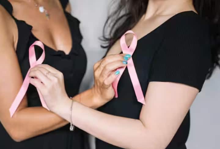 ਬ੍ਰੈਸਟ ਦੀ ਸਕਿਨ ਦਾ ਲਾਲ ਜਾਂ ਗਰਮ ਹੋਣਾ, ਐਲਰਜੀ, ਜਾਂ ਇਨਫੈਕਸ਼ਨ ਸਮਝ ਲਿਆ ਜਾਂਦਾ ਹੈ। ਹਾਲਾਂਕਿ, ਜੇਕਰ ਲਾਲੀ ਕੁਝ ਸਮੇਂ ਬਾਅਦ ਵੀ ਬਣੀ ਰਹਿੰਦੀ ਹੈ ਜਾਂ ਹੌਲੀ-ਹੌਲੀ ਫੈਲਦੀ ਹੈ, ਤਾਂ ਡਾਕਟਰ ਨੂੰ ਮਿਲਣਾ ਮਹੱਤਵਪੂਰਨ ਹੈ। ਮਾਹਰ ਸਲਾਹ ਦਿੰਦੇ ਹਨ ਕਿ ਜੇਕਰ ਆਮ ਇਲਾਜ਼ ਨਾਲ ਲਾਲੀ ਠੀਕ ਨਹੀਂ ਹੁੰਦੀ ਤਾਂ ਇਸ ਦੀ ਜਾਂਚ ਕਰਵਾਉਣੀ ਚਾਹੀਦੀ ਹੈ।