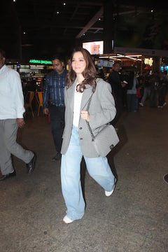 Tamannaah Bhatia Airport Look: देर रात तमन्ना भाटिया एयरपोर्ट पर हुईं स्पॉट, फैंस ने साथ जमकर क्लिक की सेल्फी