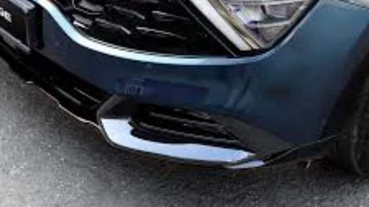 कोहरे में ड्राइव करते समय लाइट का सही इस्तेमाल बहुत जरूरी है. फॉग लैंप या लो बीम हेडलाइट का ही प्रयोग करें. हाई बीम लाइट कोहरे में विजिबिलिटी कम कर देती है. साथ ही स्पीड कंट्रोल रखें और आगे चल रही गाड़ी से सुरक्षित दूरी बनाकर रखें.