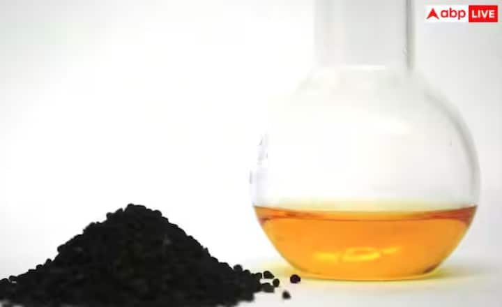 ਵਿਗਿਆਨਕ ਖੋਜ ਨੇ ਦਿਖਾਇਆ ਹੈ ਕਿ ਕਾਲੇ ਜੀਰੇ ਦਾ ਸੇਵਨ ਚਰਬੀ ਅਤੇ ਕੋਲੈਸਟ੍ਰੋਲ ਨੂੰ ਕੰਟਰੋਲ ਕਰਨ ਅਤੇ ਘਟਾਉਣ ਵਿੱਚ ਮਦਦ ਕਰਦਾ ਹੈ। ਫੂਡ ਸਾਇੰਸ ਐਂਡ ਨਿਊਟ੍ਰੀਸ਼ਨ ਜਰਨਲ ਵਿੱਚ ਪ੍ਰਕਾਸ਼ਿਤ ਖੋਜ, ਜੋ ਜਾਨਵਰਾਂ ਅਤੇ ਮਨੁੱਖਾਂ ਦੋਵਾਂ 'ਤੇ ਕੀਤੀ ਗਈ ਸੀ, ਨੇ ਖੁਲਾਸਾ ਕੀਤਾ ਹੈ ਕਿ ਕਾਲੇ ਜੀਰੇ ਦਾ ਸੇਵਨ ਕਰਨ ਨਾਲ ਸਰੀਰ ਵਿੱਚ ਨਵੀਂ ਚਰਬੀ ਦੇ ਬਣਨ ਨੂੰ ਘਟਾਇਆ ਗਿਆ ਹੈ।