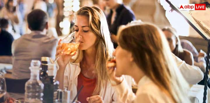 खासकर पेट में जलन, अपच और दर्द जैसी समस्याएं होने लगती हैं, जो सेहत के लिए नुकसानदायक होती हैं और डाइजेस्टिव सिस्टम को भी प्रभावित करती हैं. डॉक्टर्स के अनुसार, बाहर का ज्यादा खाना खाने से पेट में जलन जैसी समस्या पैदा हो सकती है, लेकिन इन परेशानियों से बचने के लिए कुछ आसान तरीके अपनाए जा सकते हैं.