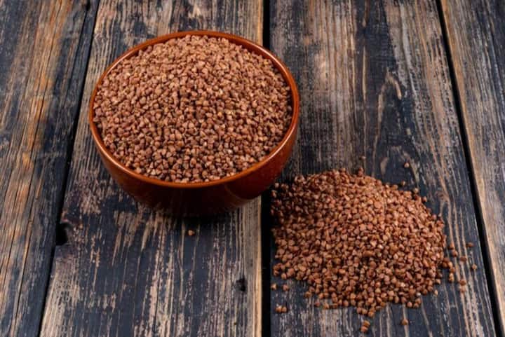 रागी की खेती अब केवल खेतों तक सीमित नहीं रही, बल्कि शहरी घरों में भी लोग इसे टेरेस और बालकनी में उगा रहे हैं रागी एक छोटा और कठोर अनाज है जो कम पानी और कम देखभाल में भी अच्छे से उग जाता है टेरेस गार्डन के लिए यह एक आदर्श विकल्प है क्योंकि इसे सीमित जगह में आसानी से बोया जा सकता है और समय पर सही देखभाल से अच्छा उत्पादन मिलता है.