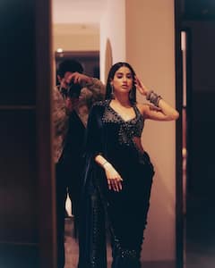 वेलवेट साड़ी-बैकलेस ब्लाउज में जाह्नवी कपूर का कातिलाना अंदाज, वेडिंग फंक्शन में आप भी ट्राय कर सकती हैं ये लुक