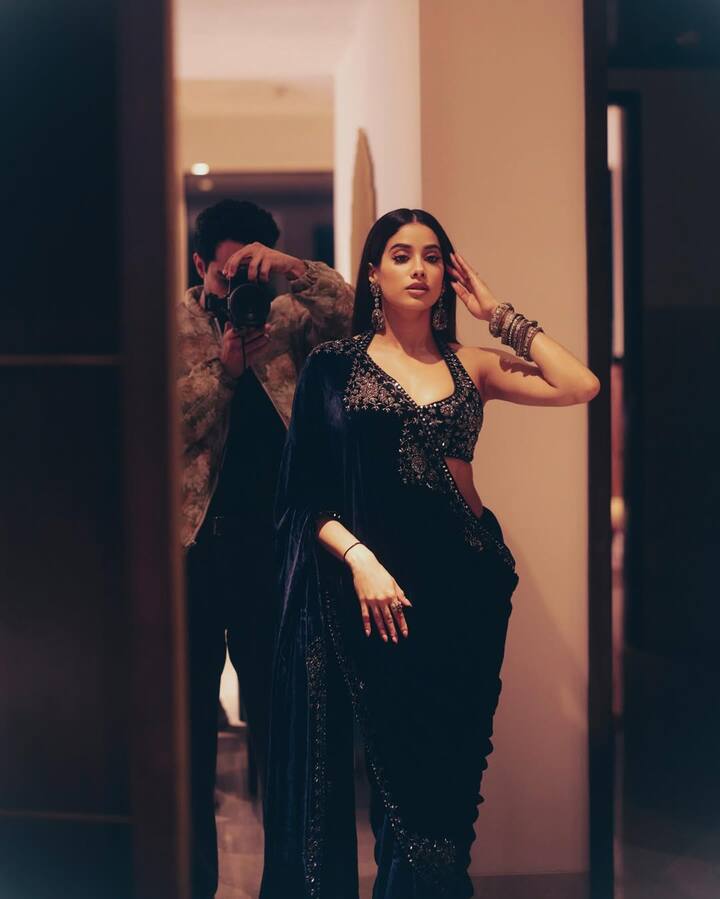 कानों में मैचिंग हैवी ईयररिंग्स और हाथों में चूड़ियां पहने जाह्नवी अपना देसी अवतार फ्लॉन्ट करती दिखाई दीं. इस दौरान एक्ट्रेस ने अपना हेयस्टाइल स्ट्रेट ओपन रखा था.