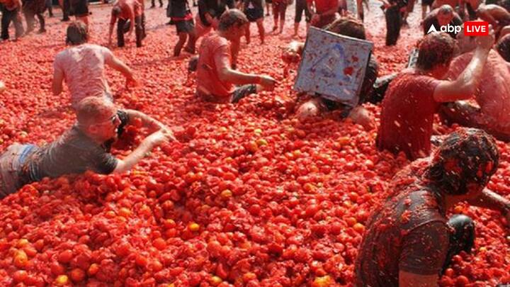 स्पेन ला टोमाटीना आयोजन के दौरान हर साल लोग केवल मनोरंजन के लिए लाखों की संख्या में टमाटर से होली खेलते हैं.