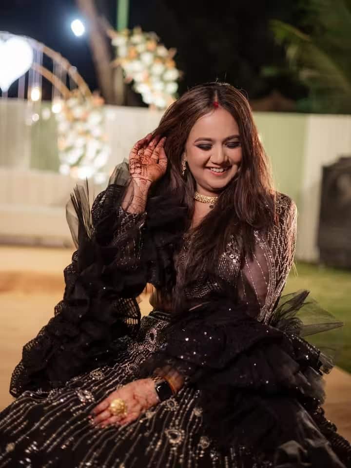 रूपल त्यागी के रिसेप्शन की तस्वीरें सोशल मीडिया पर तेज़ी से वायरल हो रही हैं। प्रशंसक न केवल उन्हें नए जीवन की शुरुआत की बधाई दे रहे हैं, बल्कि उनके अनोखे फैशन सेंस की भी प्रशंसा कर रहे हैं। लहंगे को जूतों और सिंदूर से सजाकर रूपल ने साबित कर दिया कि वह स्टाइल के साथ प्रयोग करने से नहीं डरतीं।