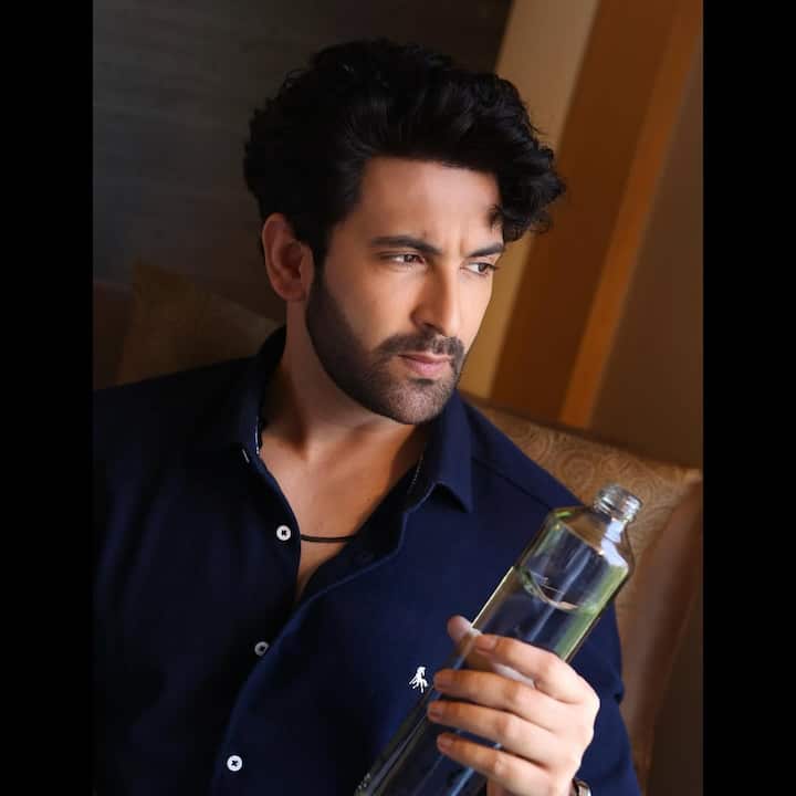 आपको बता दें कि नंदीश सिंह संधू की पर्सनल लाइफ हमेशा चर्चा में रही है. उन्होंने टीवी एक्ट्रेस रश्मि देसाई से शादी की थी, लेकिन बाद में दोनों का तलाक हो गया. नंदीश और रश्मि की पहली मुलाकात ‘उतरन’ के सेट पर पर हुई थी. नंदीश सिंह और रश्मि देसाई की दोस्ती धीरे-धीरे प्यार में बदल गई.