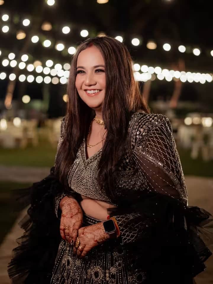 रिसेप्शन के दौरान, रूपल त्यागी ने लहंगा पहना और अपने बालों में सिंदूर लगाया, जिससे वह बेहद खास लग रही थीं।