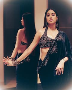 वेलवेट साड़ी-बैकलेस ब्लाउज में जाह्नवी कपूर का कातिलाना अंदाज, वेडिंग फंक्शन में आप भी ट्राय कर सकती हैं ये लुक